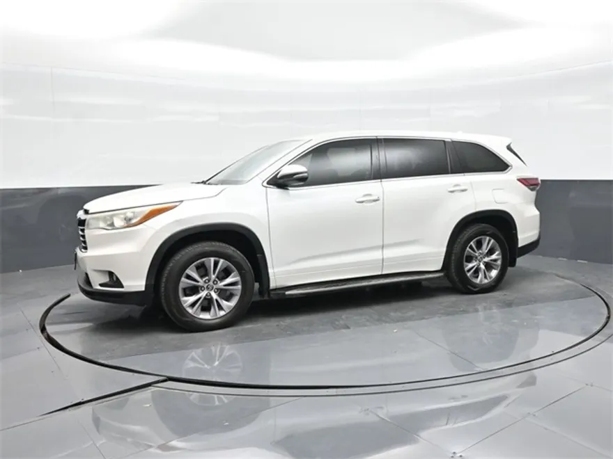 2016 Toyota Highlander LE photo 1