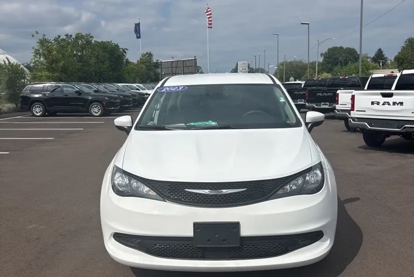 2023 Chrysler Voyager LX photo 1