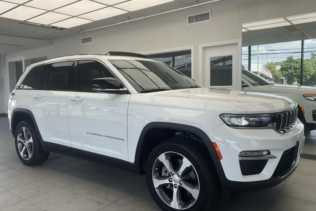 2024 Jeep Cherokee 4xe Base photo 1