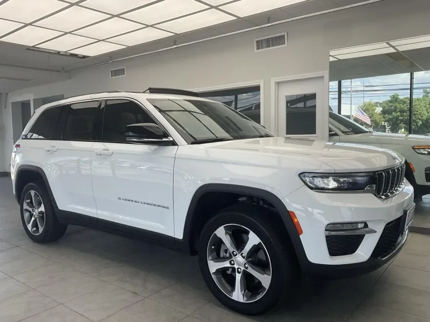 2024 Jeep Cherokee 4xe Base photo 1