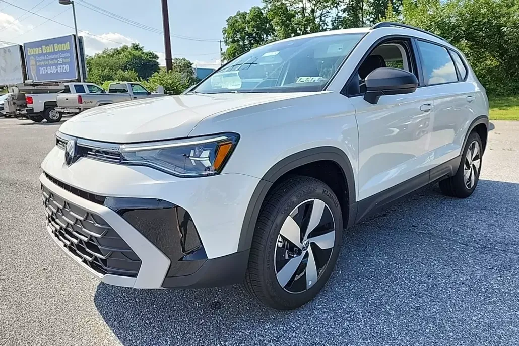 2025 Volkswagen Taos S photo 1