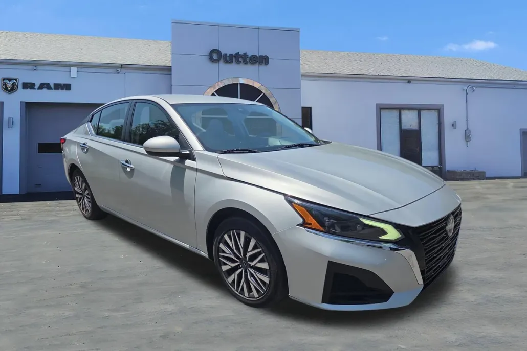 2023 Nissan Altima 2.5 SV photo 1