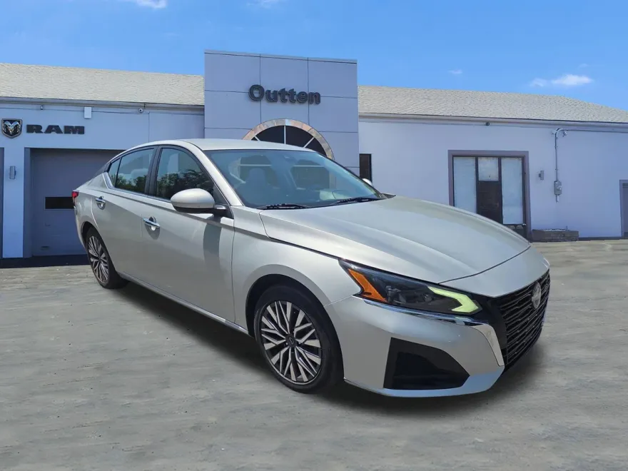 2023 Nissan Altima 2.5 SV photo 1