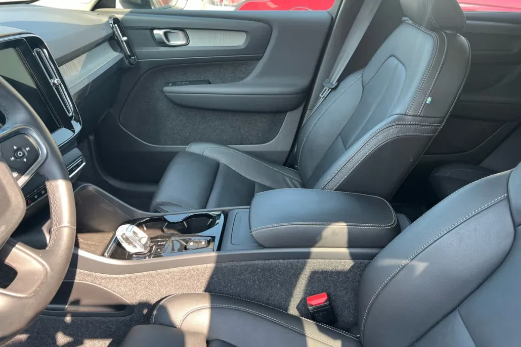 2025 Volvo XC40 Plus photo 1