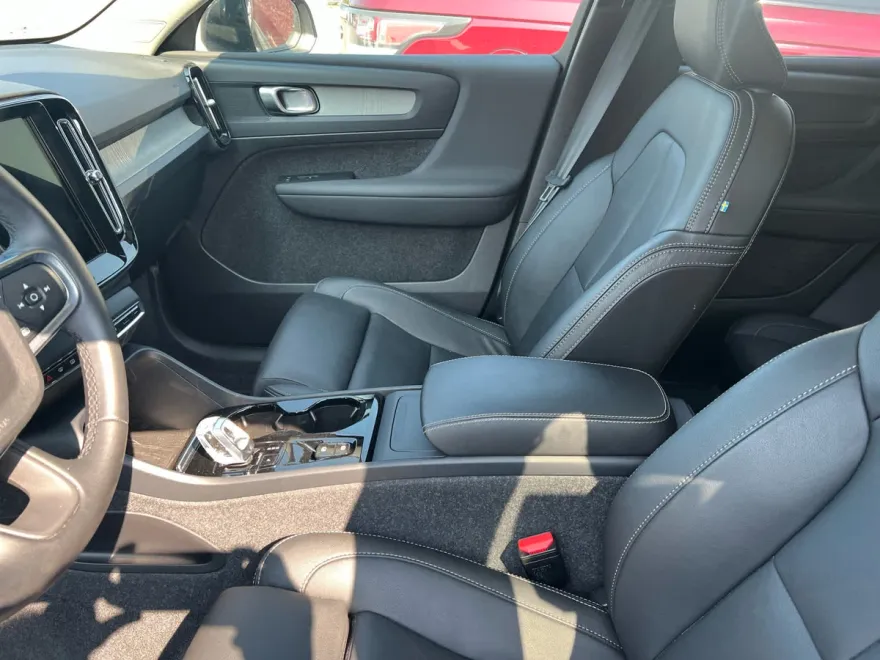 2025 Volvo XC40 Plus photo 1