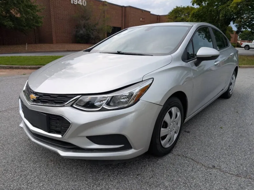 2018 Chevrolet Cruze LS photo 1
