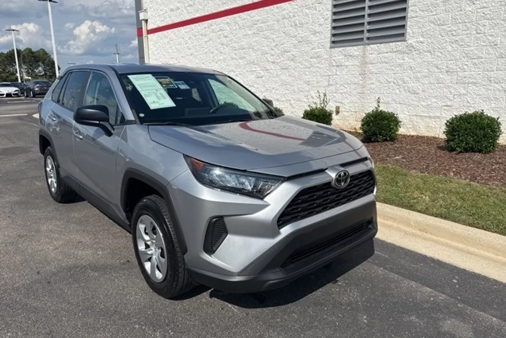 2022 Toyota RAV4 LE photo 1