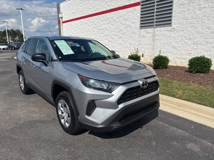 2022 Toyota RAV4 LE photo 1