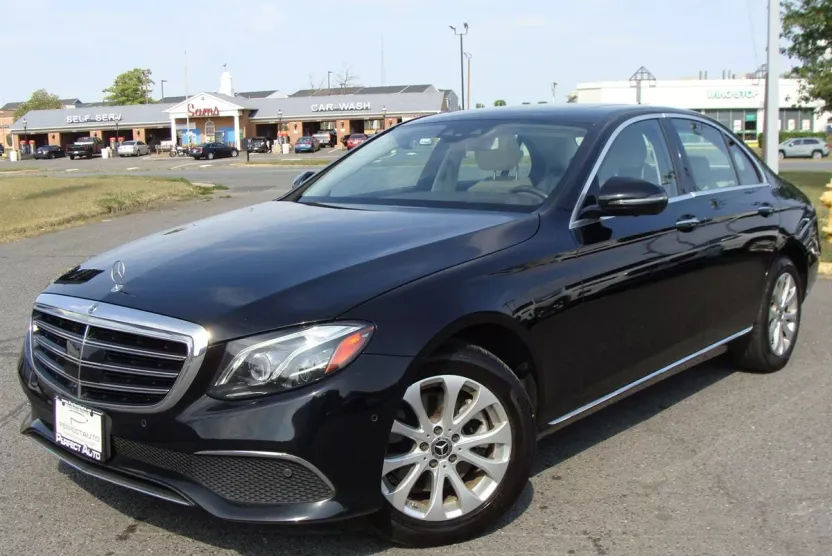 2018 Mercedes Benz E 300 4MATIC Sedan photo 1
