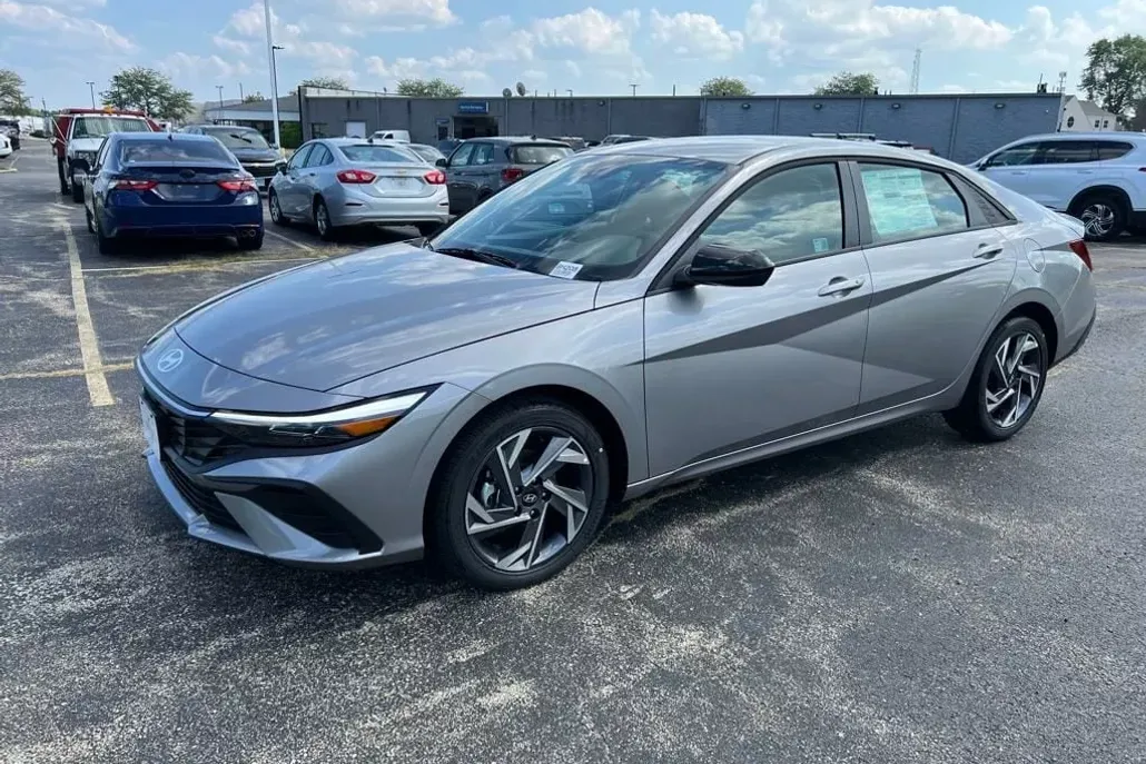 2025 Hyundai Elantra SEL Sport photo 1
