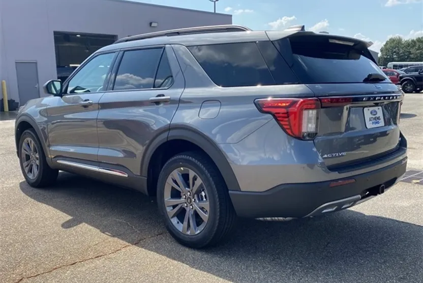 2025 Ford Explorer photo 1