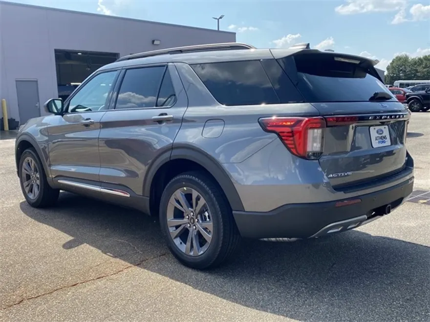 2025 Ford Explorer photo 1