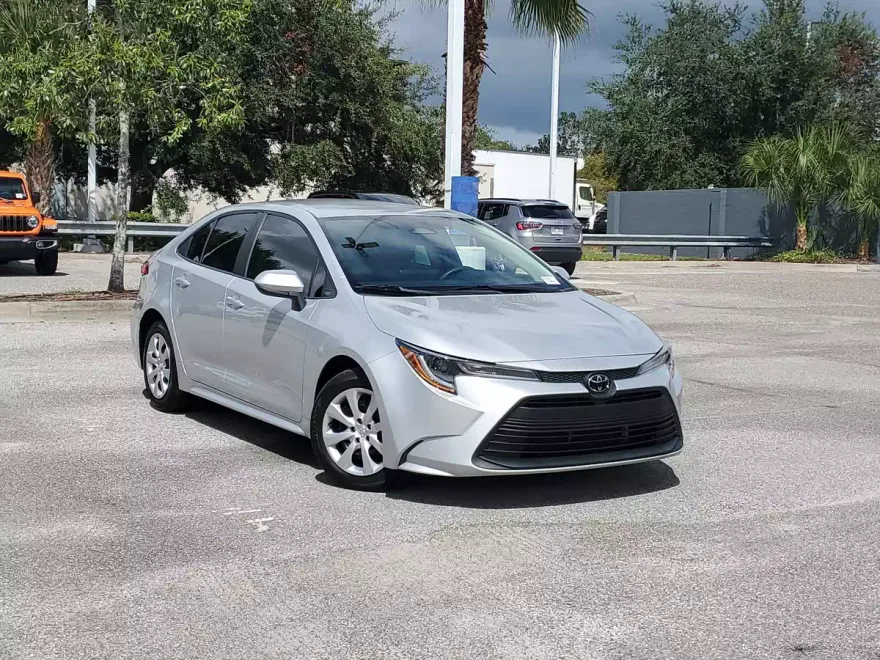 2023 Toyota Corolla LE photo 1