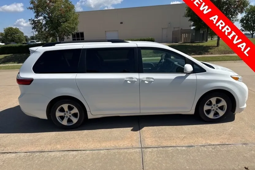 2015 Toyota Sienna LE photo 1