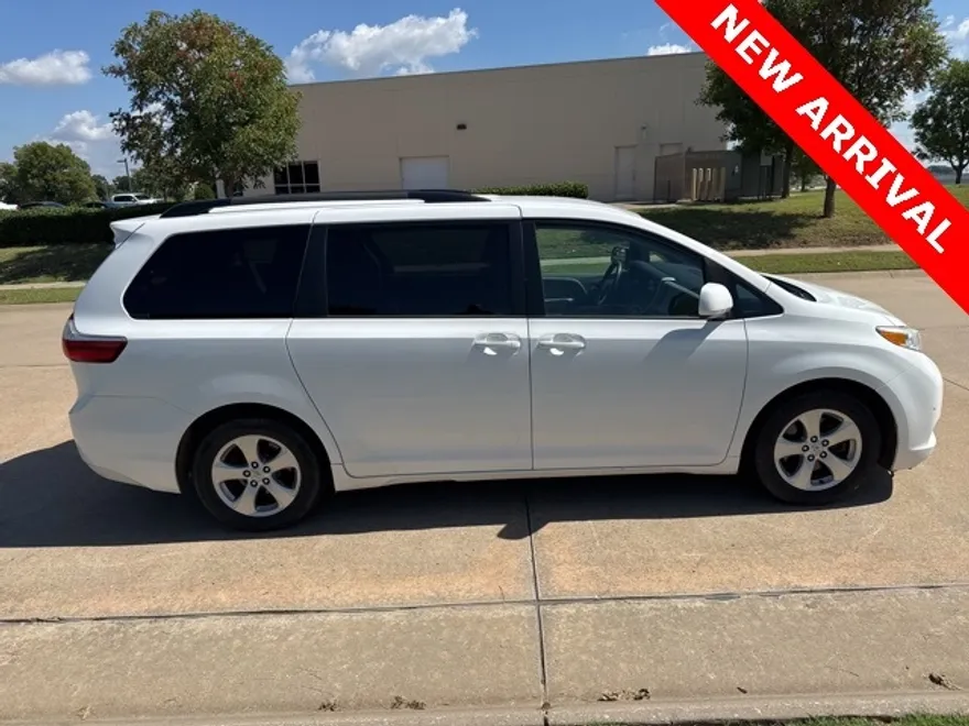 2015 Toyota Sienna LE photo 1