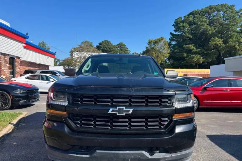 2017 Chevrolet Silverado 1500 Custom photo 1