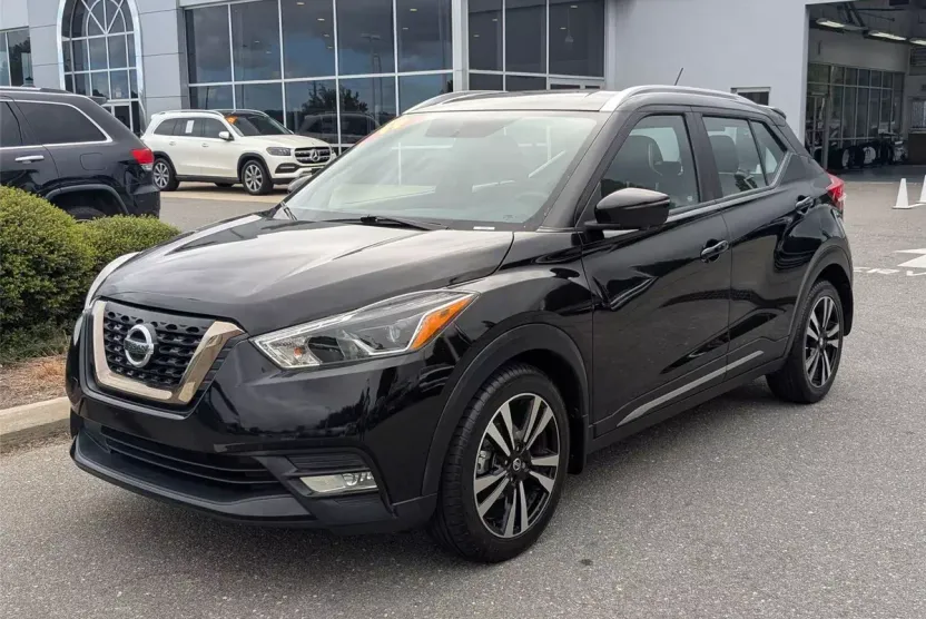 2019 Nissan Kicks SR photo 1