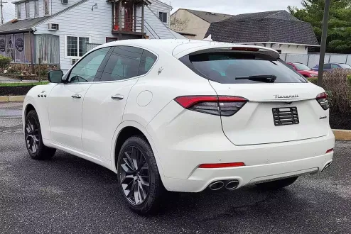 2024 Maserati Levante GT photo 3