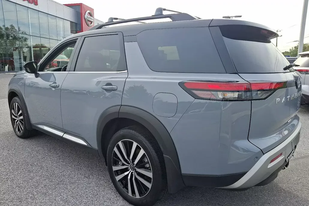 2025 Nissan Pathfinder Platinum photo 1