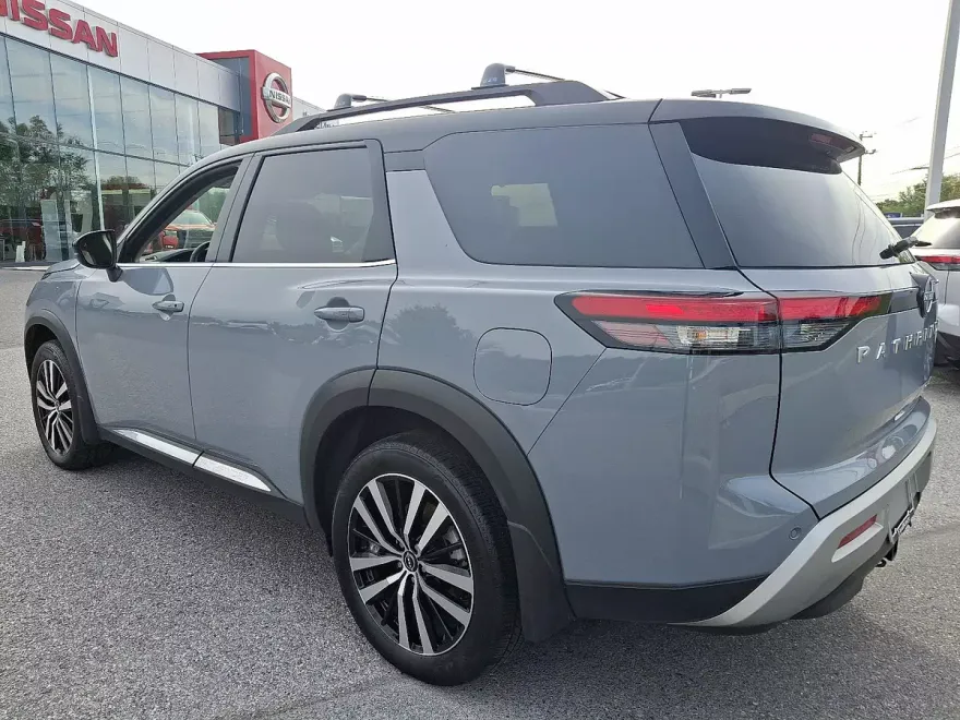 2025 Nissan Pathfinder Platinum photo 1