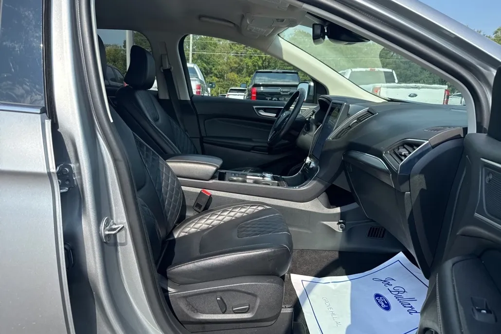 2024 Ford Edge Titanium photo 1