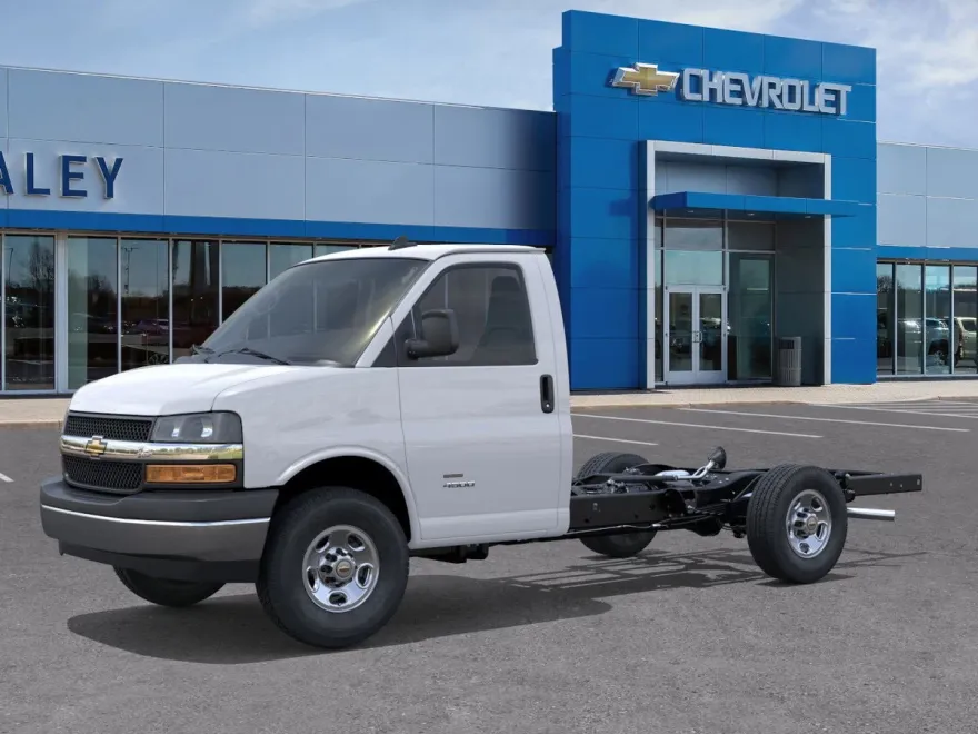 2025 Chevrolet Express 3500 Cutaway Van photo 1