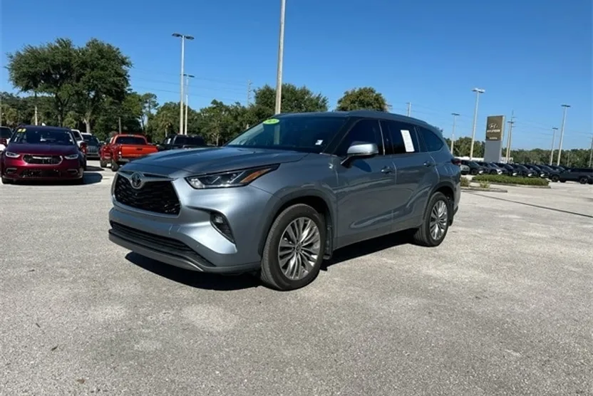 2023 Toyota Highlander L photo 1