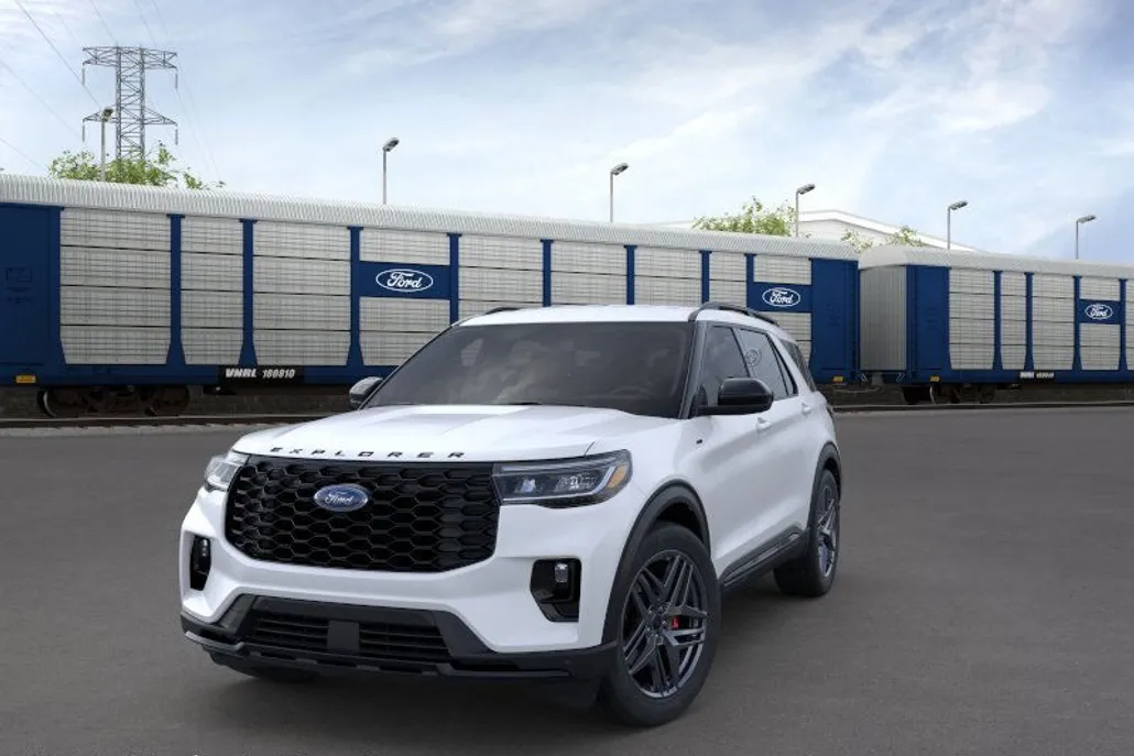 2025 Ford Explorer ST-Line photo 1