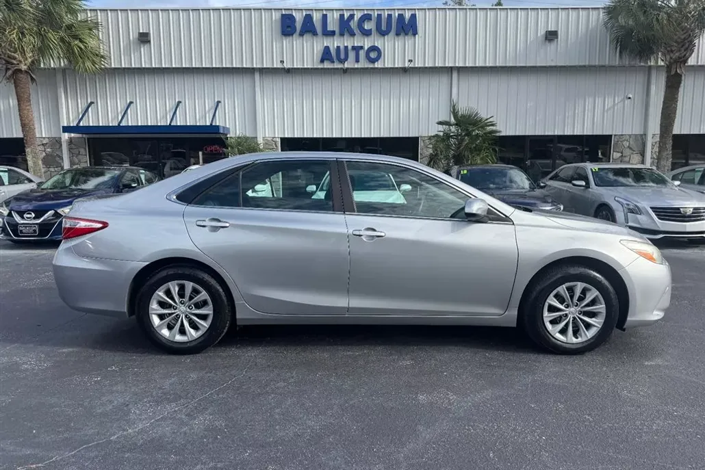 2016 Toyota Camry SE photo 1