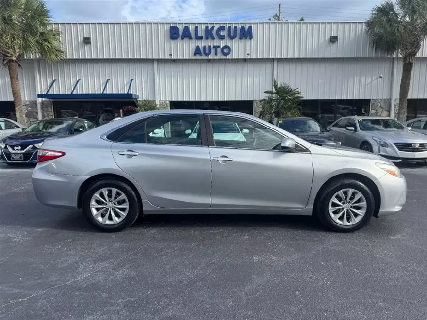 2016 Toyota Camry SE photo 1