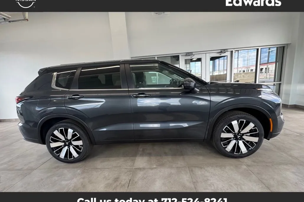 2025 Mitsubishi Outlander SE photo 1