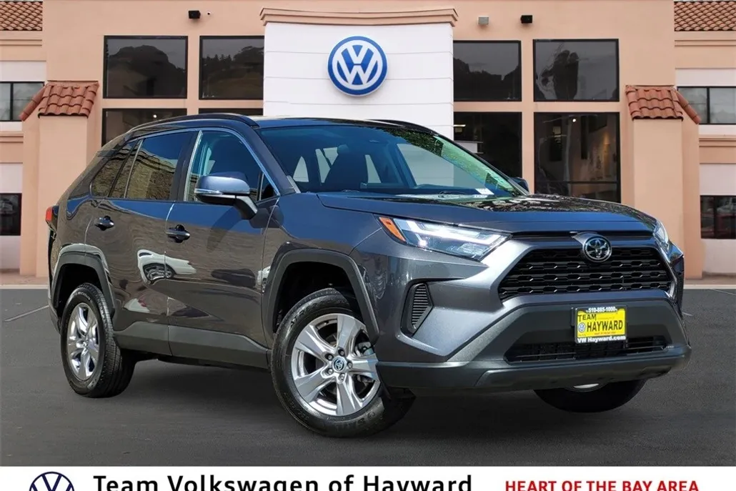 2023 Toyota RAV4 XLE photo 1