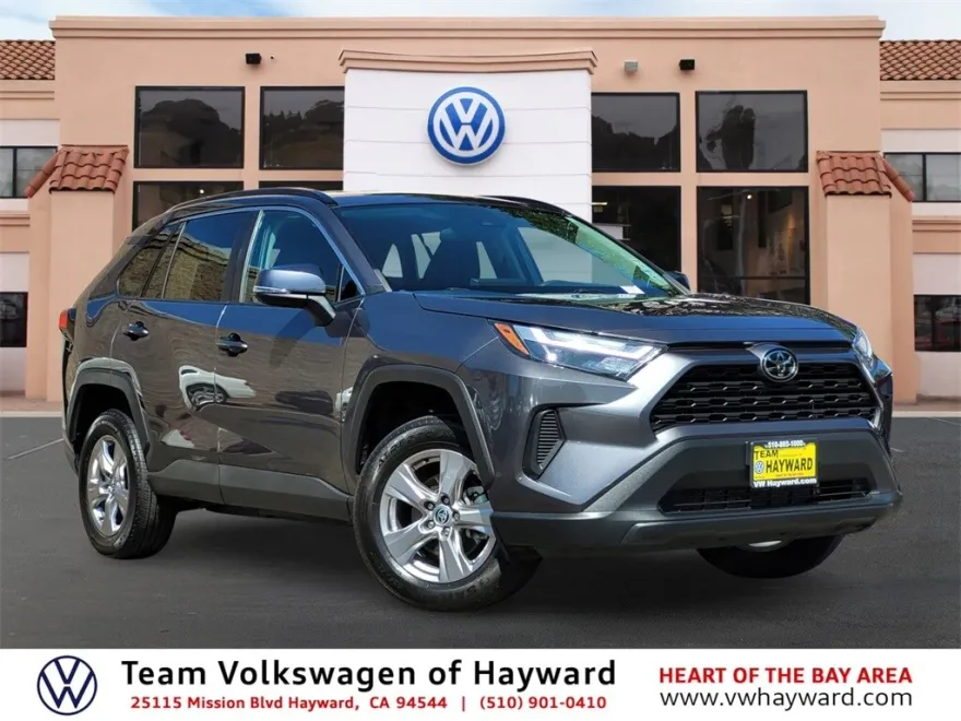 2023 Toyota RAV4 XLE photo 1