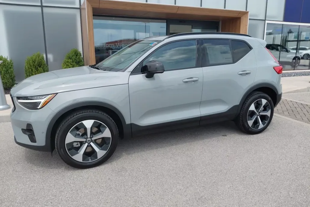 2026 Volvo XC40 Plus photo 1