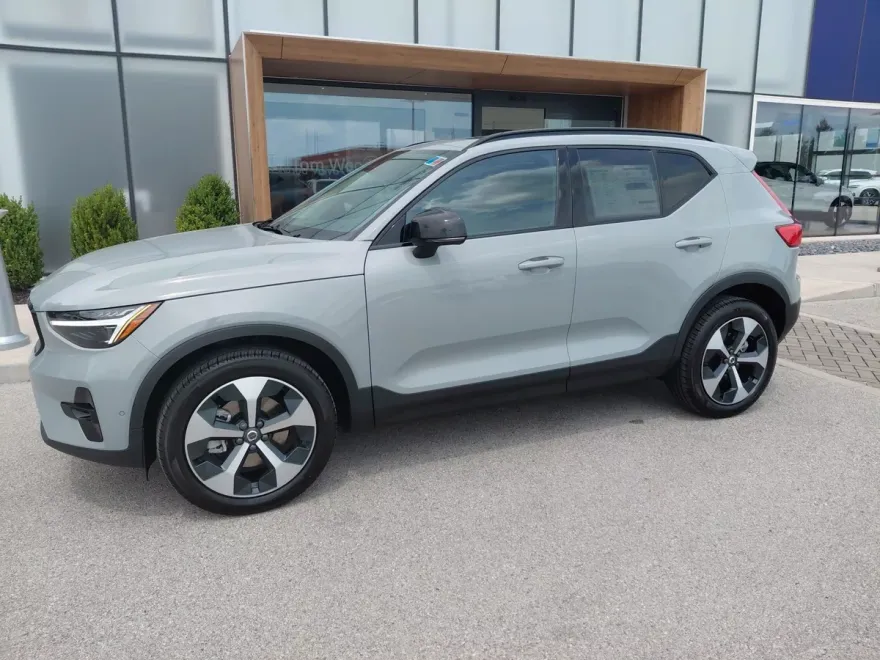 2026 Volvo XC40 Plus photo 1
