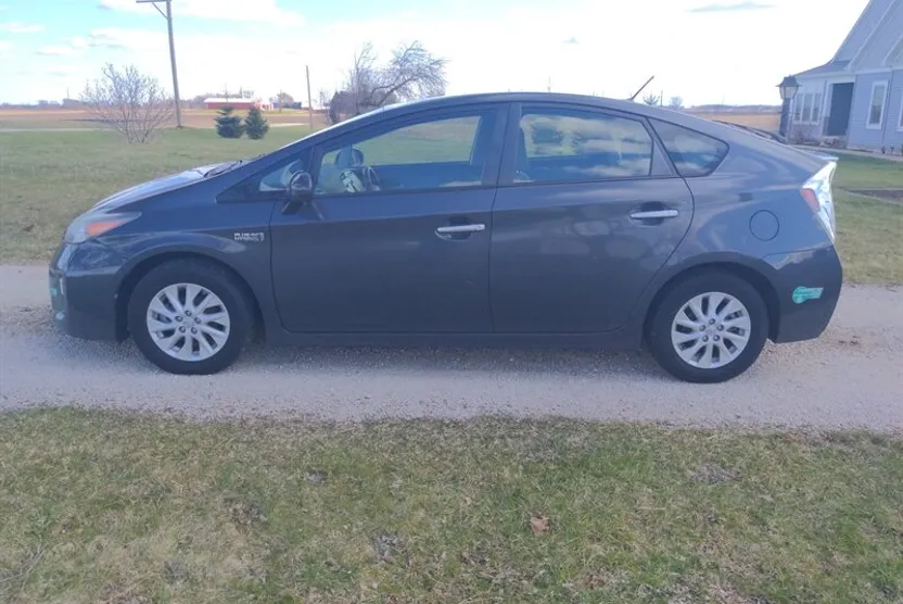 2013 Toyota Prius Plug-in Hybrid photo 1