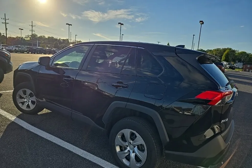2022 Toyota RAV4 LE photo 1