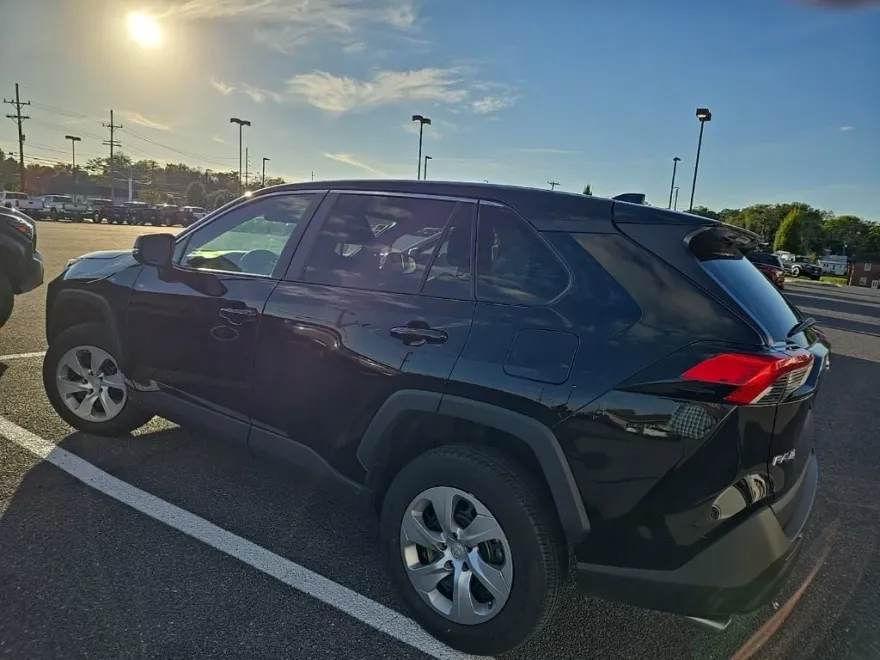2022 Toyota RAV4 LE photo 1