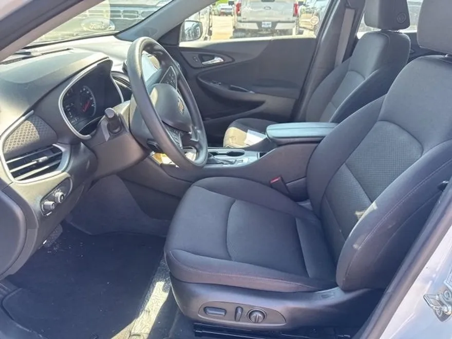 2024 Chevrolet Malibu 1LT photo 1