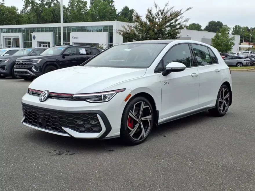 2025 Volkswagen Golf GTI SE photo 1