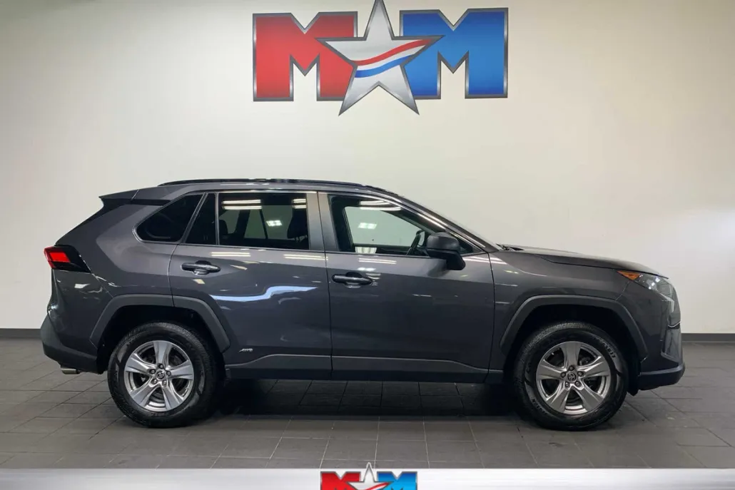 2022 Toyota RAV4 Hybrid LE photo 1