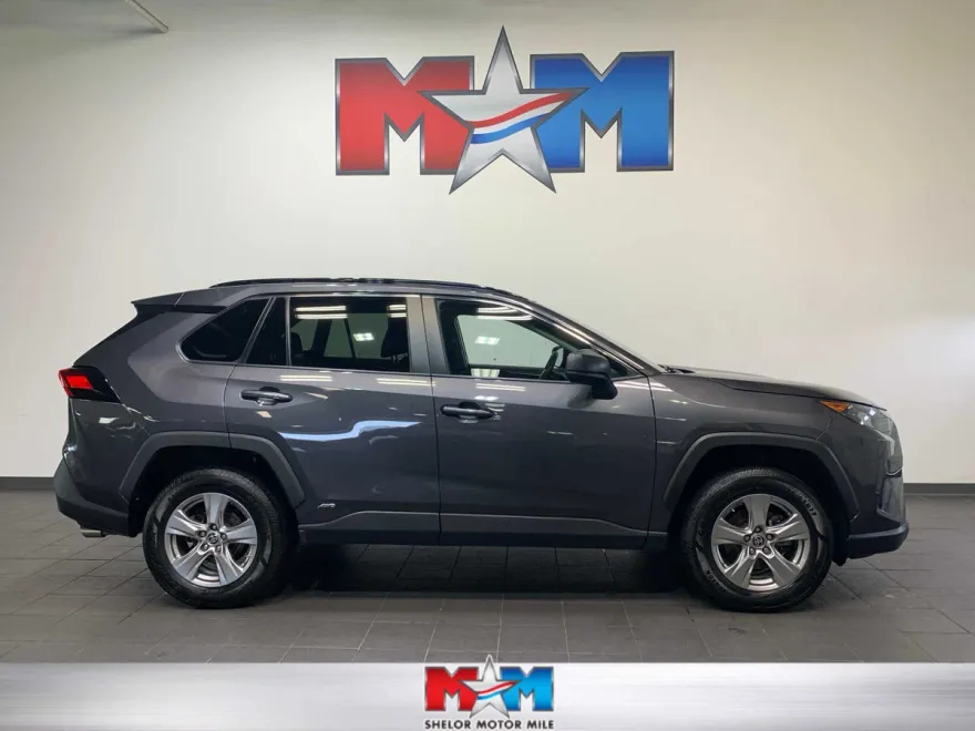 2022 Toyota RAV4 Hybrid LE photo 1