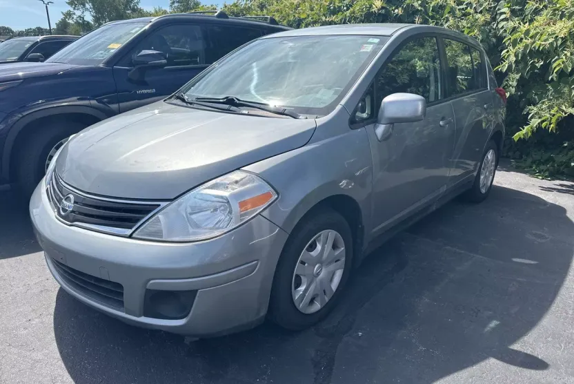 2011 Nissan Versa photo 1
