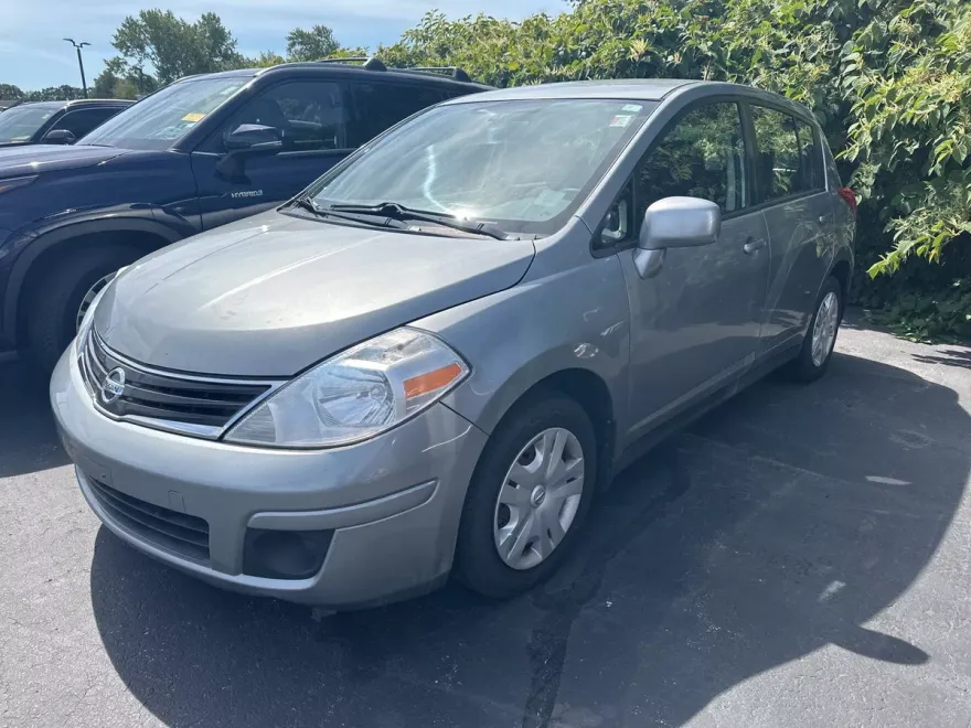 2011 Nissan Versa photo 1