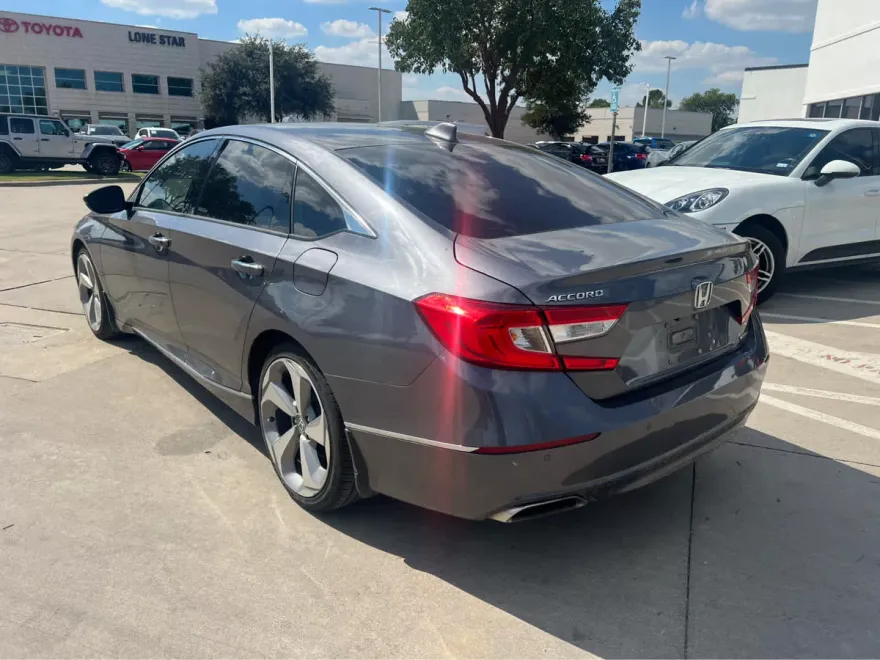 2018 Honda Accord Touring photo 1