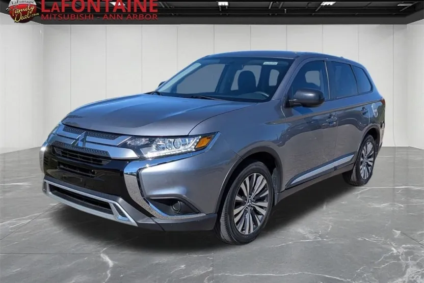 2020 Mitsubishi Outlander ES photo 1