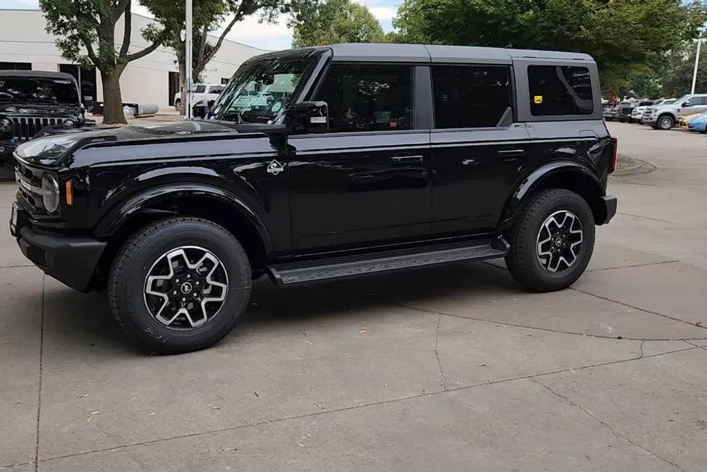 2025 Ford Bronco Outer Banks photo 1