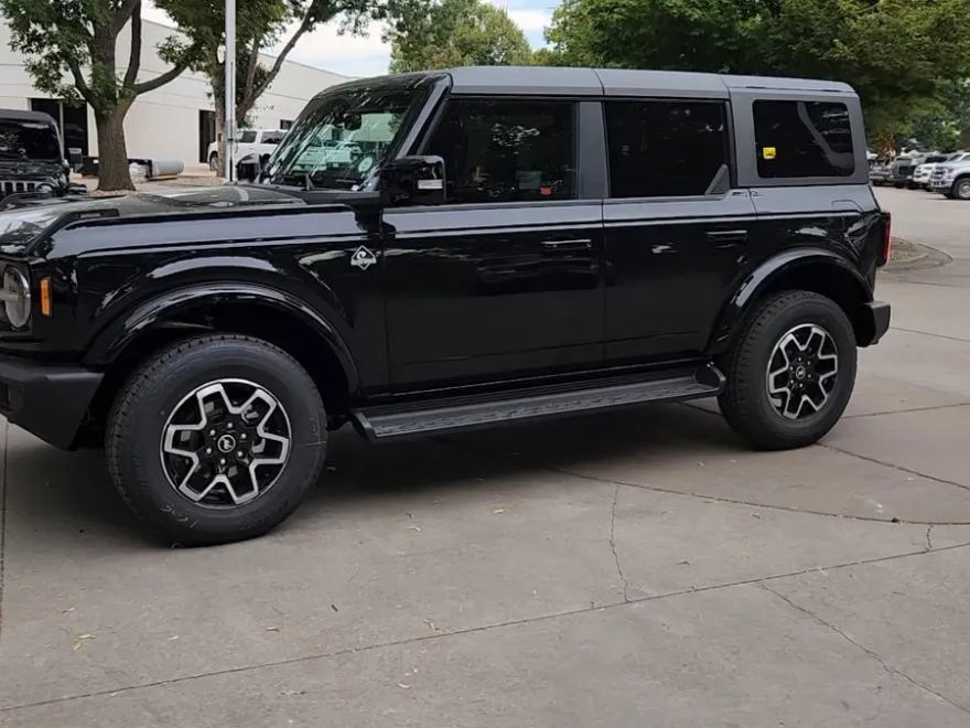 2025 Ford Bronco Outer Banks photo 1