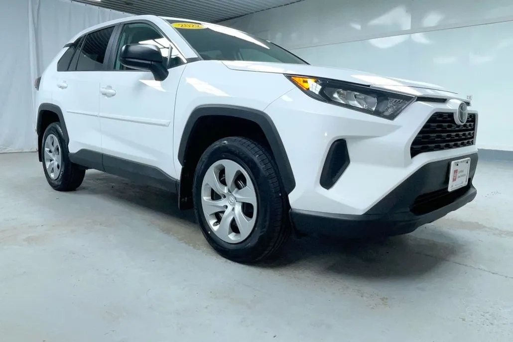 2022 Toyota RAV4 LE photo 1