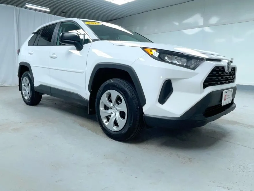 2022 Toyota RAV4 LE photo 1